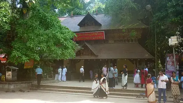 മണ്ണാറശാല നാഗരാജ ക്ഷേത്രം: കാവിന്റെ പച്ചനിഴലിലെ പുരാതനവിശ്വാസം